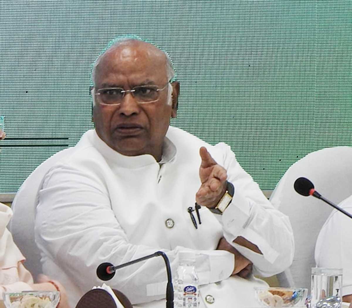 सशस्त्र बलों को सेल्फी पॉइंट स्थापित करने के निर्देश पर खड़गे ने भाजपा को घेरा