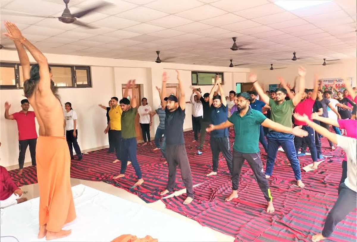 योग पखवाड़े के तहत छात्र व शिक्षकों ने किया योगाभ्यास