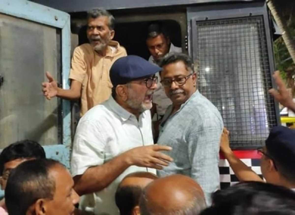 कोलकाता : दुर्गा पूजा पंडाल के पास माकपा के बुक स्टॉल में पोस्टर को लेकर तनाव