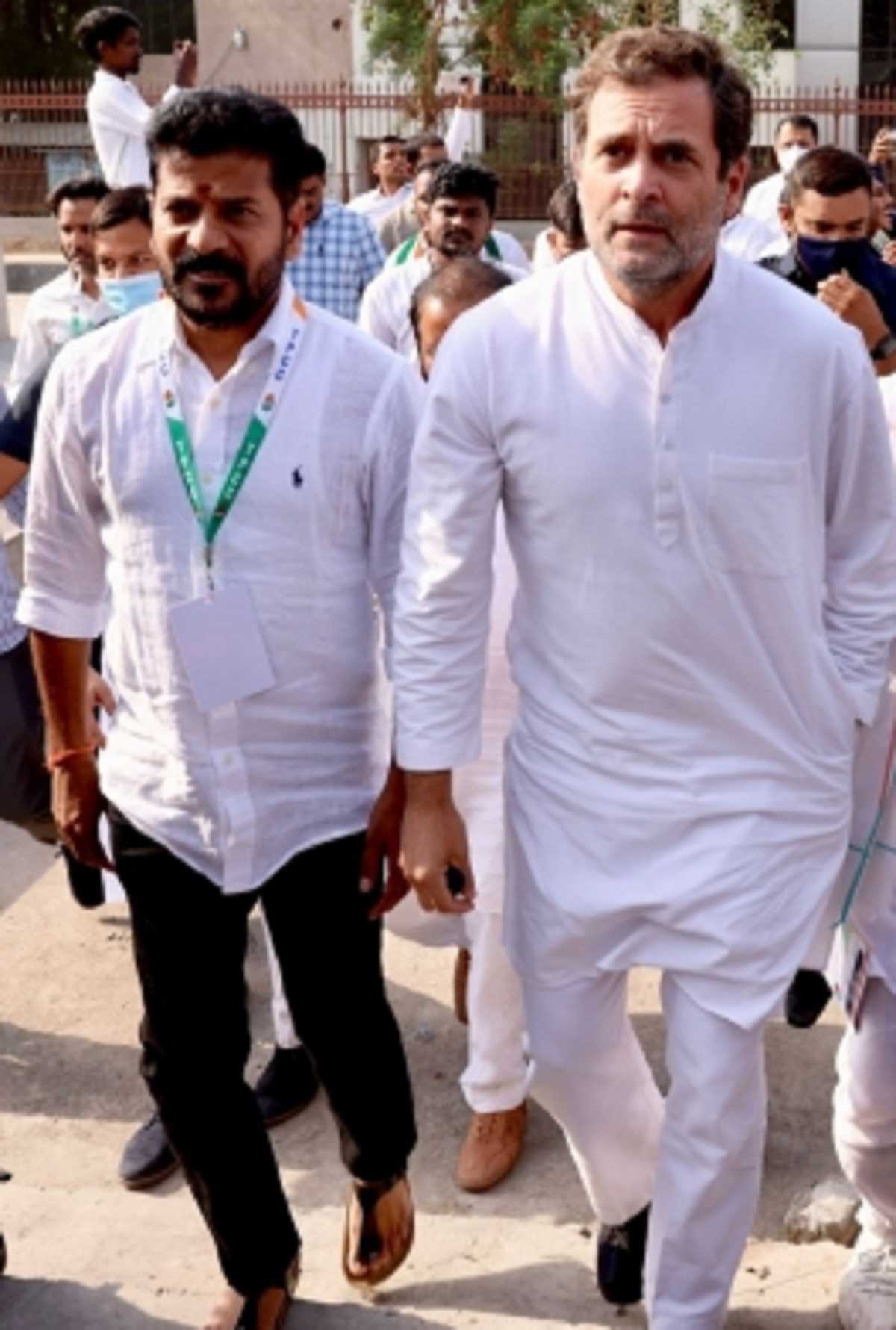 Bharat Jodo Yatra: चार दिन बाद तेलंगाना से कांग्रेस की भारत जोड़ो यात्रा फिर शुरू, युवाओं का हाथ थामकर चले राहुल गांधी