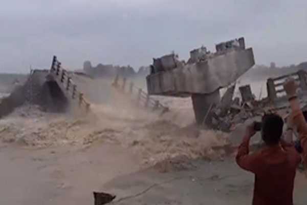 बिहार में पुल-पुलिया गिरने और धंसने के मामले में 15 अभियंता निलंबित