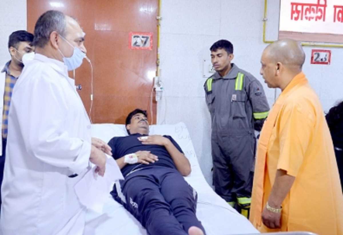 लखनऊ के होटल में आग लगने से 4 की मौत, घायलों का हालचाल लेने योगी पहुंचे अस्पताल