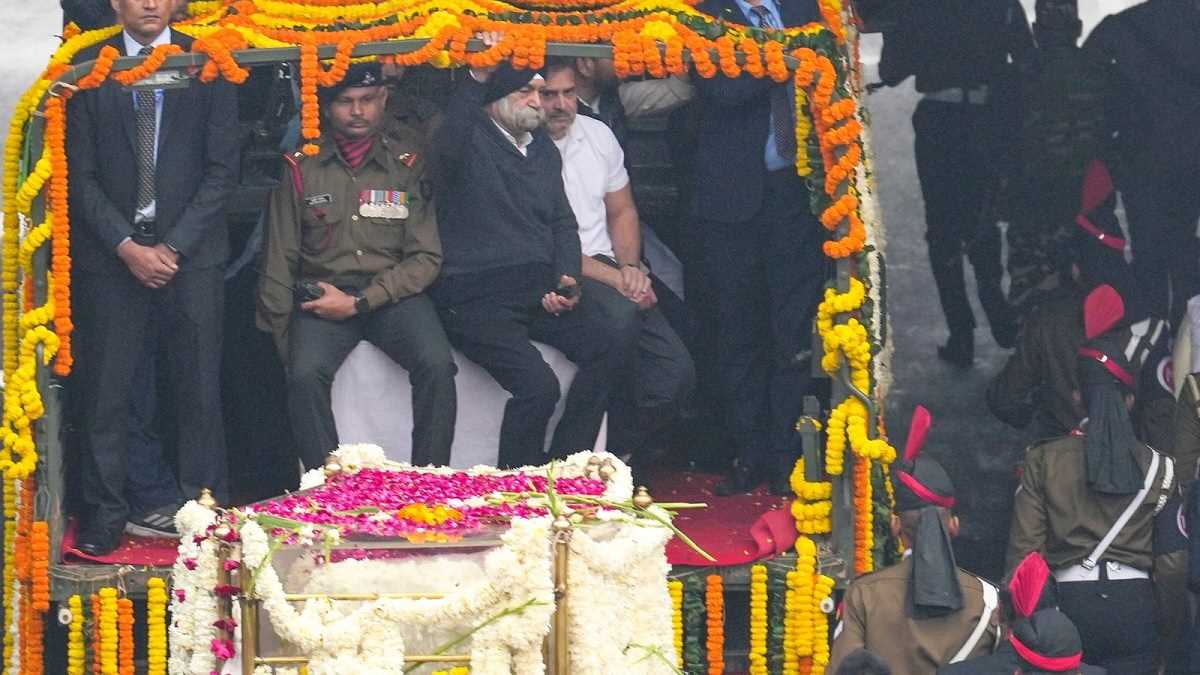 डॉ मनमोहन सिंह की अंतिम यात्रा, पार्थिव देह के साथ वाहन में मौजूद रहे राहुल गांधी