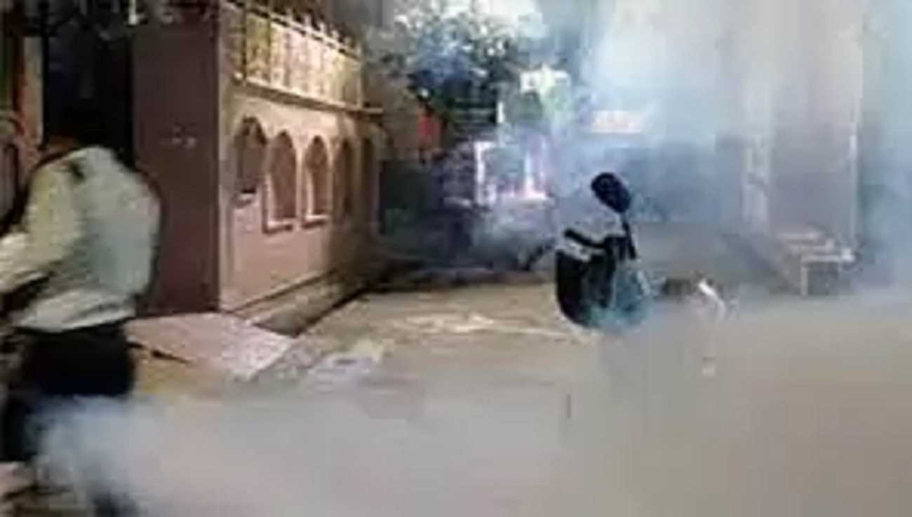 मच्छर मारने की दवा छिड़कने के बाद 16 महिलाएं बेहोश, अस्पताल में भती मच्छर मारने की दवा छिड़कने के बाद 16 महिलाएं बेहोश, अस्पताल में भती