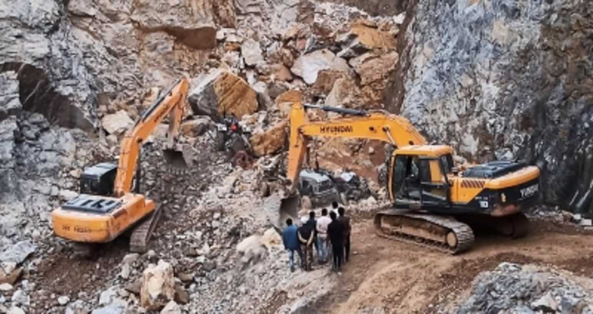 अवैध खनन के खिलाफ राजस्व विभाग की बड़ी कार्रवाई, 2 अधिकारी निलंबित अवैध खनन के खिलाफ राजस्व विभाग की बड़ी कार्रवाई, 2 अधिकारी निलंबित