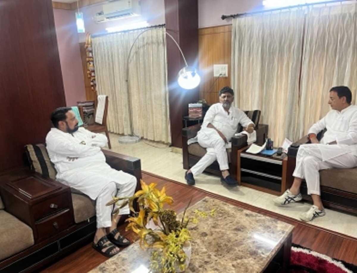 असंतुष्ट भाजपा नेता लक्ष्मण सावदी ने कर्नाटक कांग्रेस के नेताओं से की मुलाकात