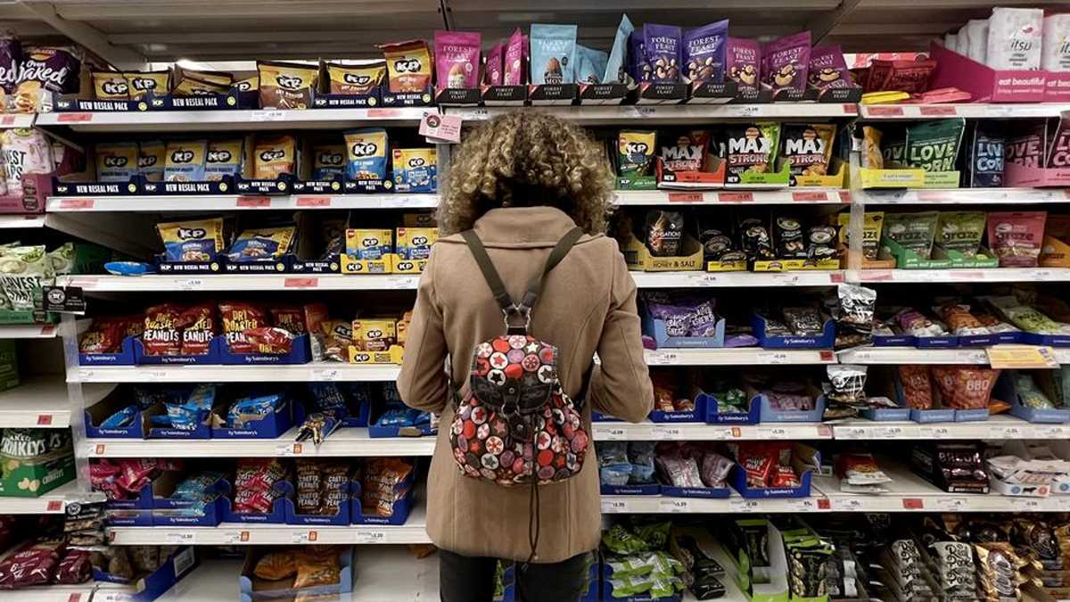 इंग्लैंड में महंगाई की मार, भोजन जुटाना भी बना संघर्ष