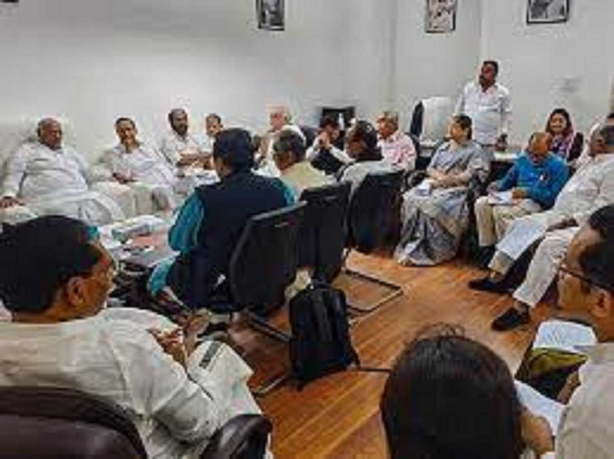 इंडिया के नेताओं ने संसद में की बैठक, मणिपुर पर फिर मांगा पीएम का बयान