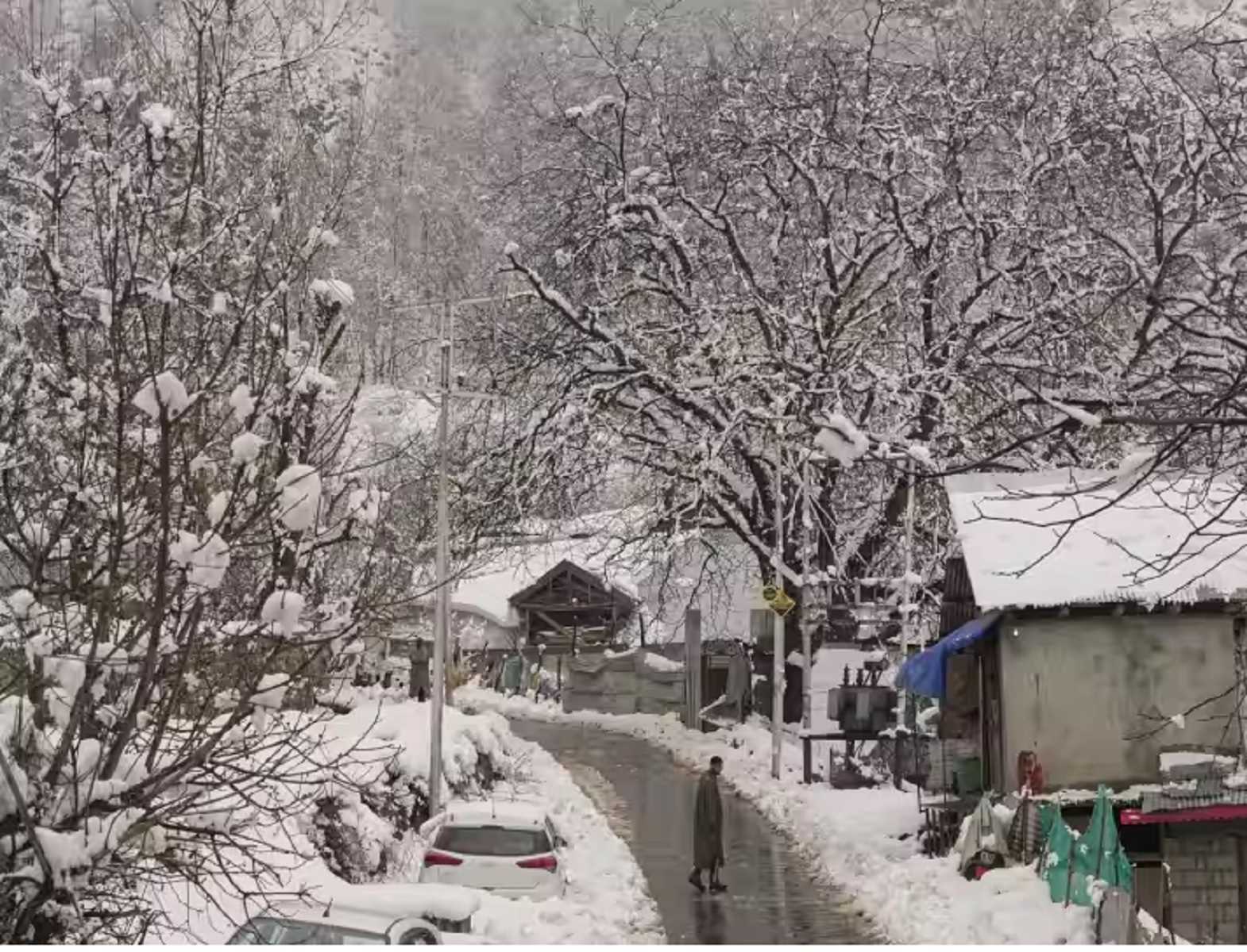 Jammu Kashmir Weather: कश्मीर में ज्यादातर जगहों पर न्यूनतम तापमान में गिरावट,