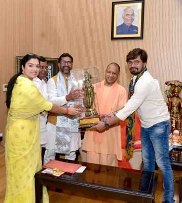 आजमगढ़ से निर्वाचित भाजपा सांसद निरहुआ ने सीएम योगी से की मुलाकात, भेंट की श्रीराम की प्रतिमा आजमगढ़ से निर्वाचित भाजपा सांसद निरहुआ ने सीएम योगी से की मुलाकात, भेंट की श्रीराम की प्रतिमा