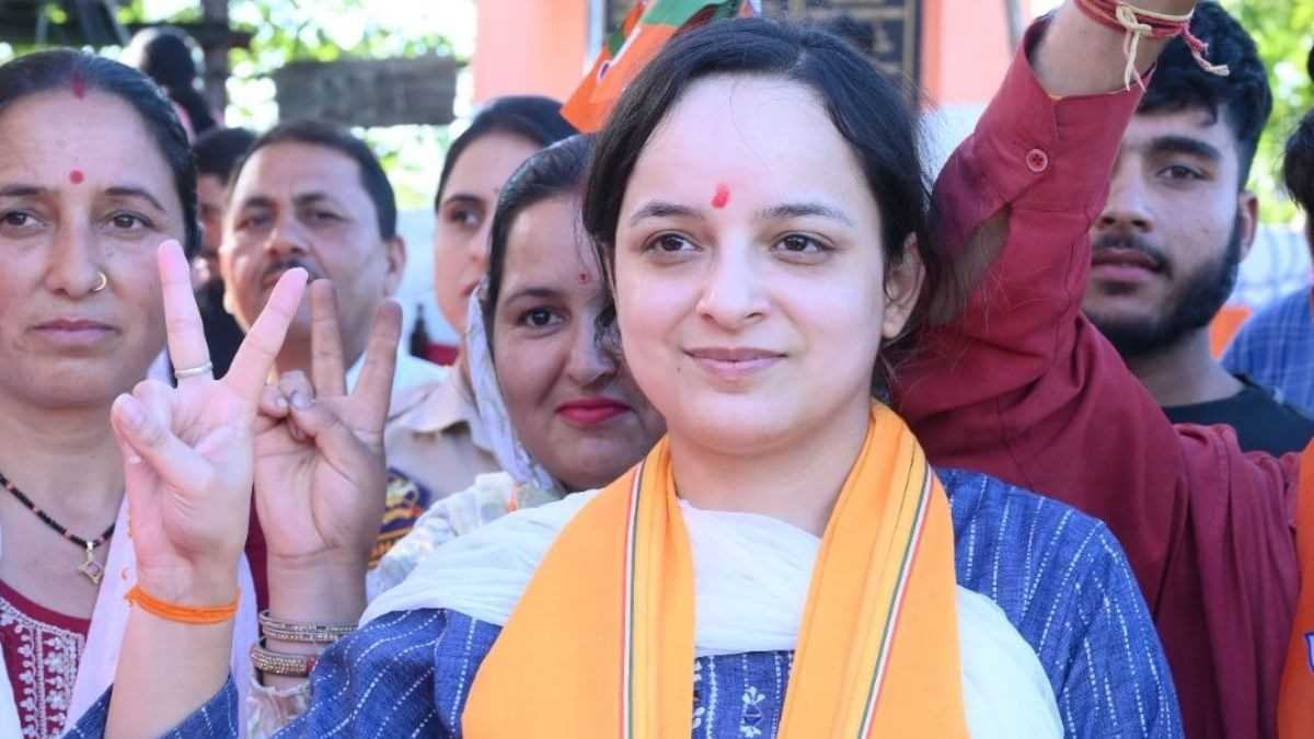 मतदान केंद्र का जायजा लेने पहुंचीं भाजपा उम्मीदवार शगुन परिहार