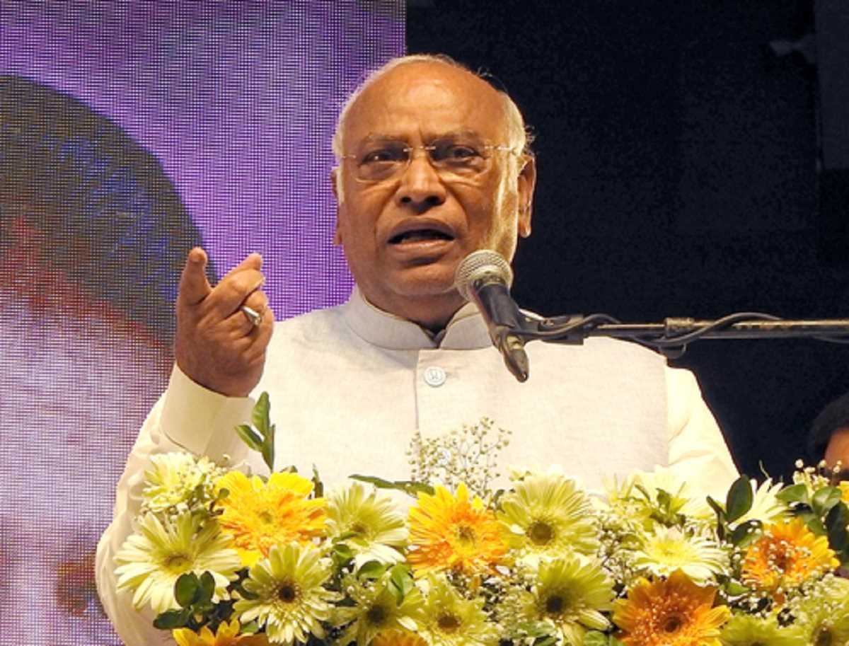 कांग्रेस ने तेलंगाना में छात्रा की आत्महत्या पर सरकार को घेरा, कहा युवा इसे उखाड़ फेंकेंगे कांग्रेस ने तेलंगाना में छात्रा की आत्महत्या पर सरकार को घेरा, कहा युवा इसे उखाड़ फेंकेंगे