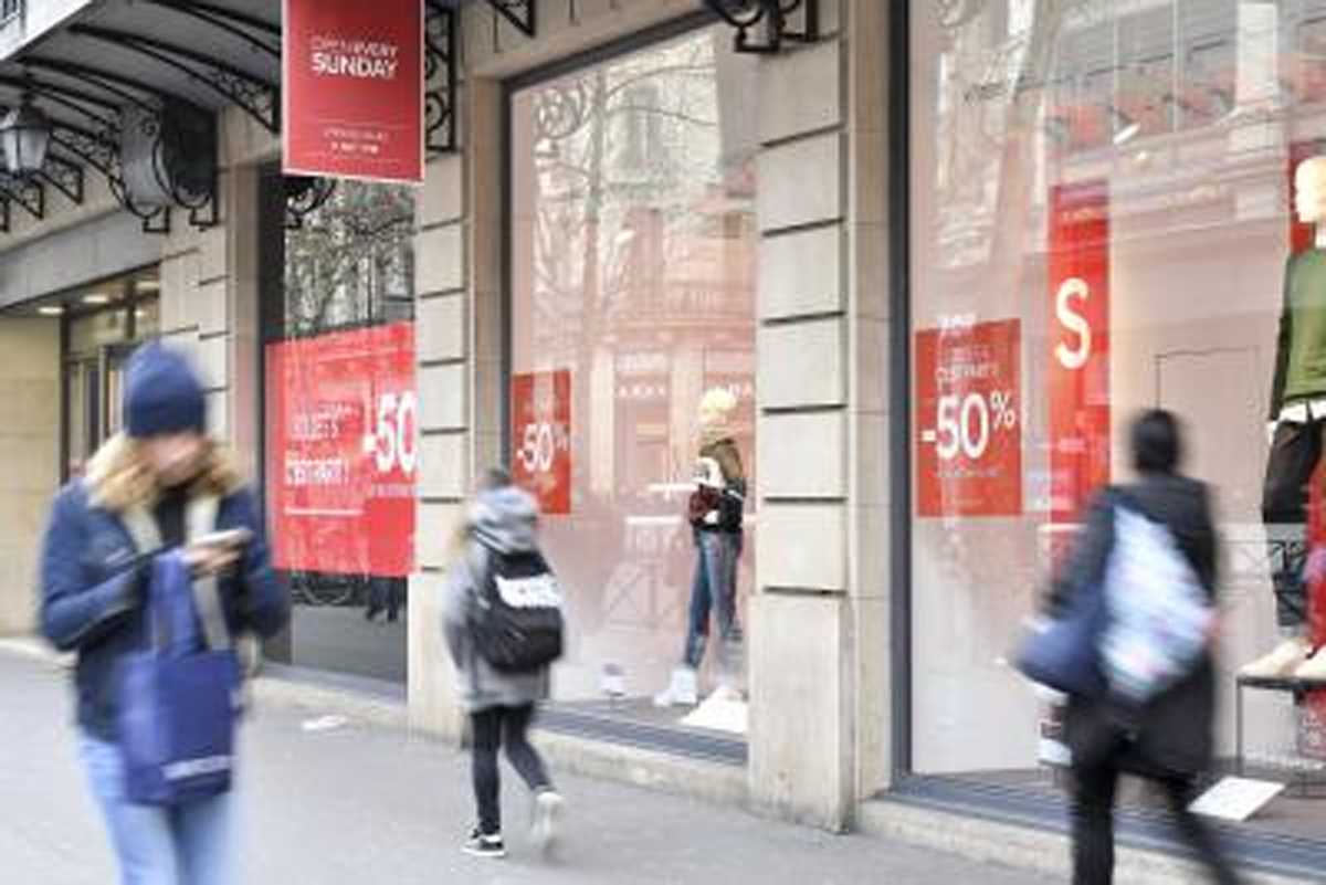 फ्रांस में दुकानों को एयर कंडीशनिंग का उपयोग करते समय दरवाजे बंद करने का आदेश दिया जाएगा