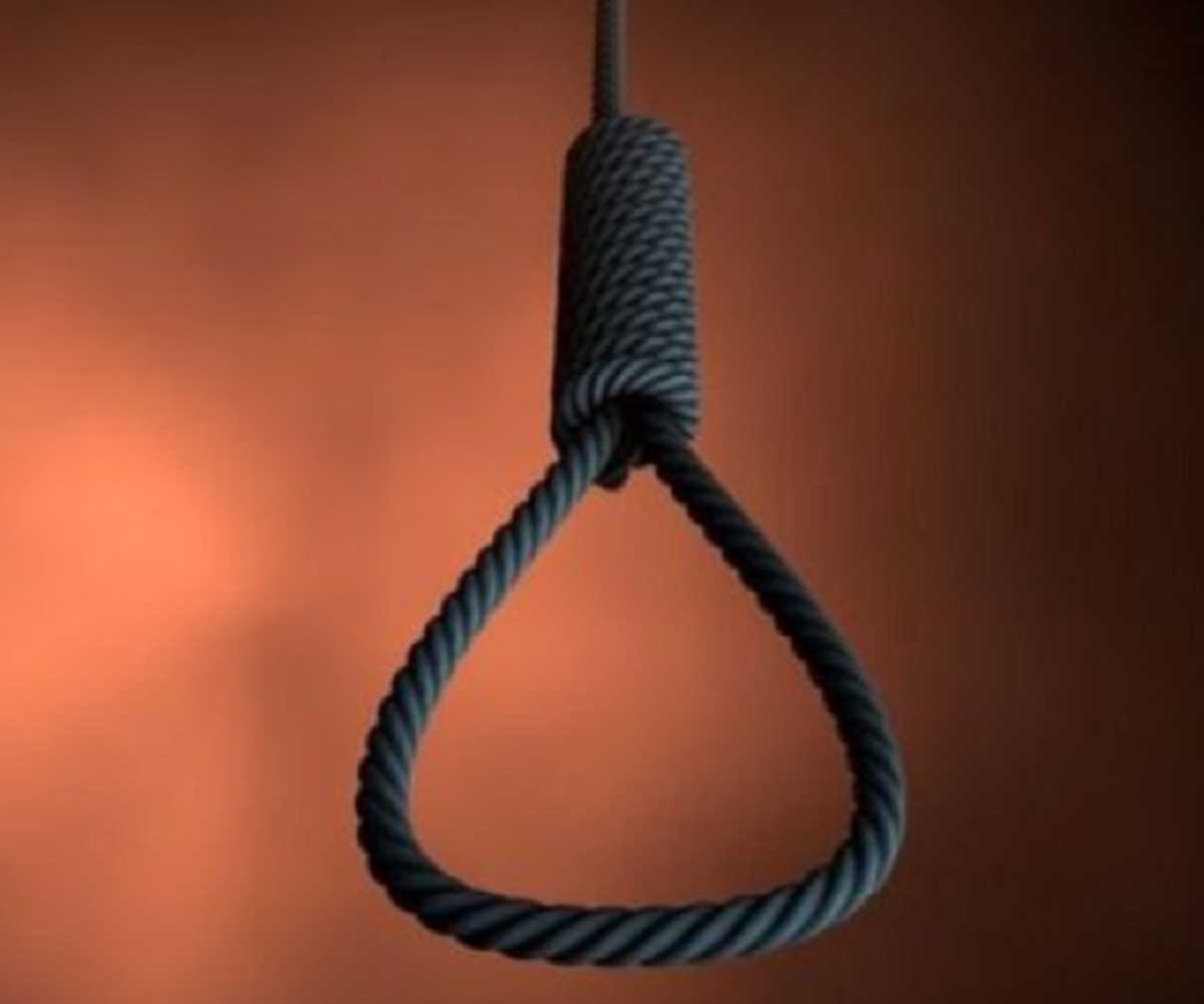 कारोबारी का शव फांसी के फंदे पर, पत्नी का शव बेड़ पर मिला