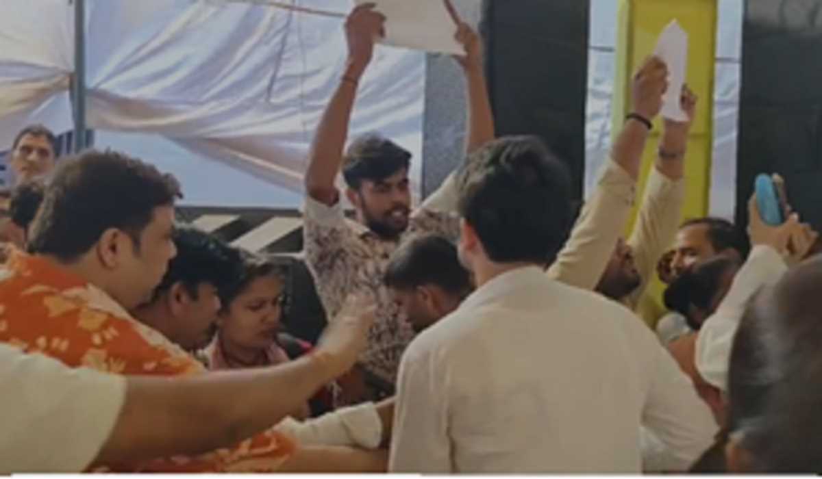 दिल्ली में आतिशी के धरना स्थल पर सिविल डिफेंस कर्मियों का हल्लाबोल, नौकरी की मांग को लेकर किया हंगामा