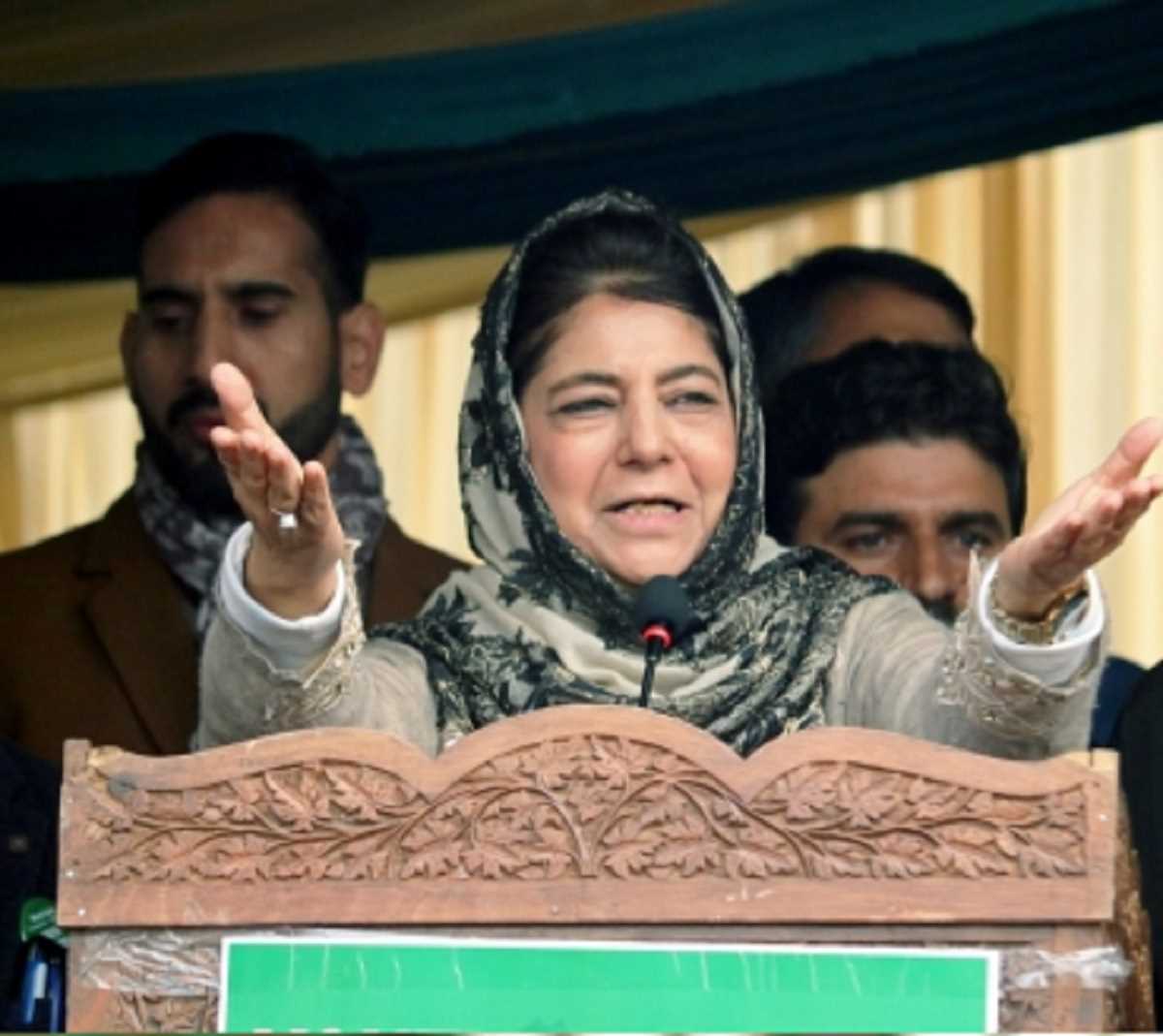 महबूबा मुफ्ती ने पुलवामा में मारे गए कश्मीरी पंडित के परिवार से मुलाकात की महबूबा मुफ्ती ने पुलवामा में मारे गए कश्मीरी पंडित के परिवार से मुलाकात की