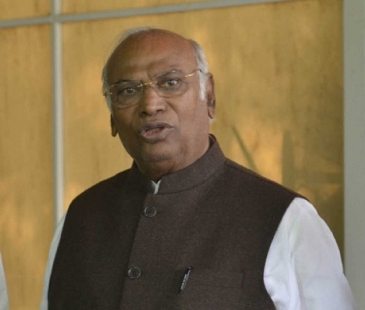 बजट सत्र में कांग्रेस अदानी, चीन सीमा विवाद और महंगाई का मुद्दा उठाएगी : खड़गे बजट सत्र में कांग्रेस अदानी, चीन सीमा विवाद और महंगाई का मुद्दा उठाएगी : खड़गे