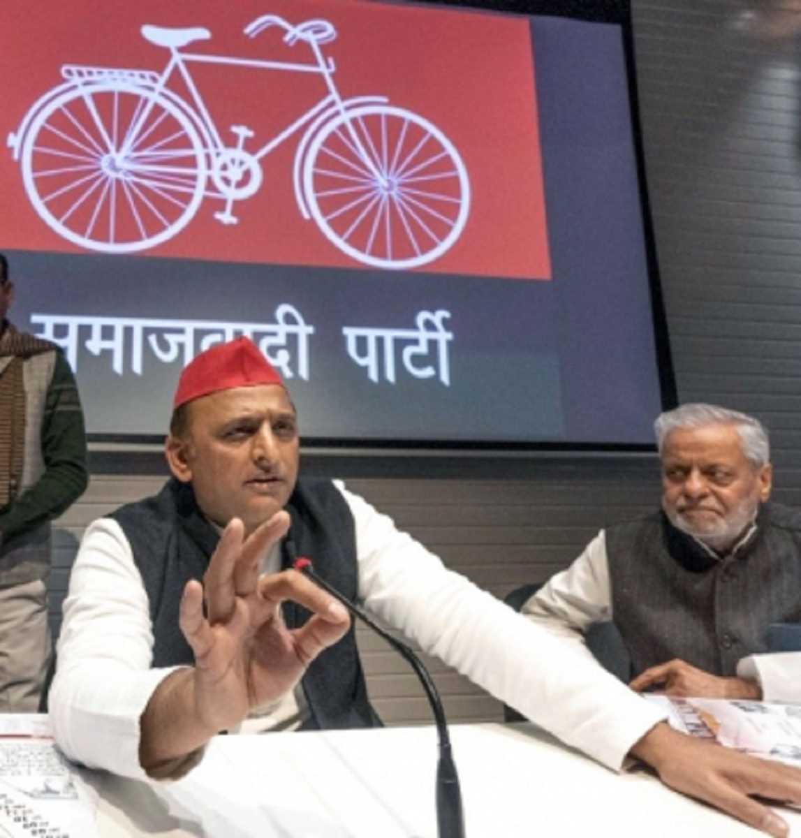 आगरा में अखिलेश यादव ने CM योगी पर किया तीखा हमला, बोले- रोज एक घंटे भजन सुनता हूं आगरा में अखिलेश यादव ने CM योगी पर किया तीखा हमला, बोले- रोज एक घंटे भजन सुनता हूं