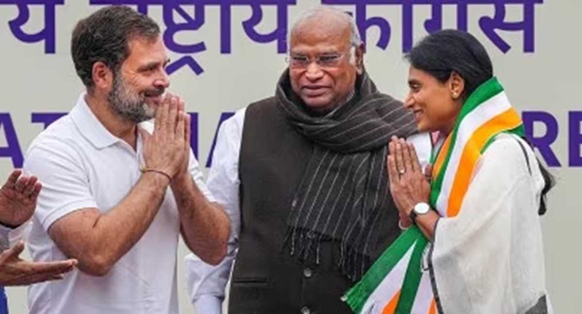 शर्मिला ने वाईएसआर तेलंगाना पार्टी का किया कांग्रेस में विलय, कहा- राहुल को पीएम देखना था पिता का सपना