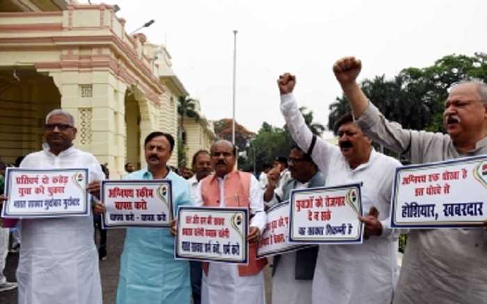 अग्निपथ योजना के विरोध में बिहार के विपक्षी दलों ने विधानसभा से किया वॉकआउट अग्निपथ योजना के विरोध में बिहार के विपक्षी दलों ने विधानसभा से किया वॉकआउट