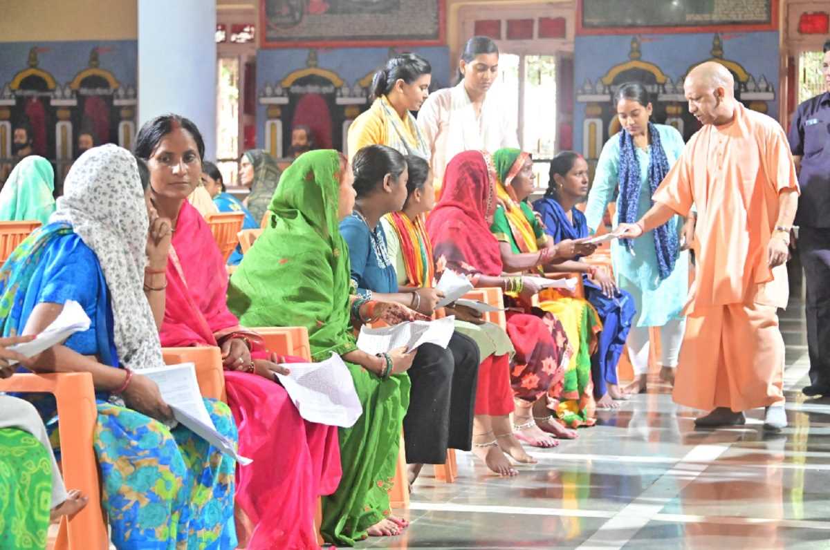 गोरखपुर में सीएम योगी ने सुनी जनता की फरियाद, मदद का दिया भरोसा