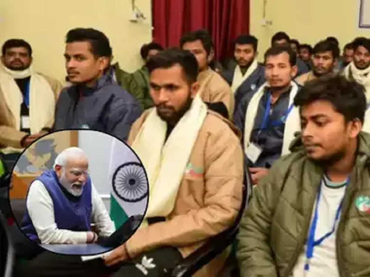 सिलक्यारा टनल से निकाले गए श्रमिकों से पीएम मोदी ने की बात सिलक्यारा टनल से निकाले गए श्रमिकों से पीएम मोदी ने की बात