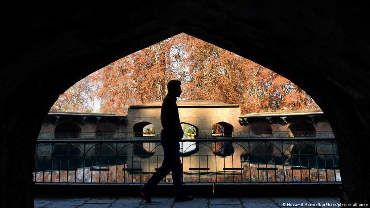 कश्मीर में हजारों आम लोगों को दी जाएंगी ऑटोमेटिक राइफलें