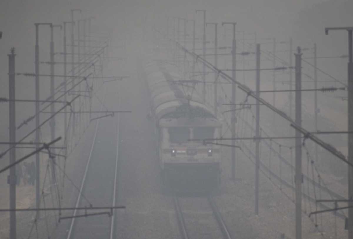 कोहरे के कारण एक्सप्रेस और स्पेशल ट्रेनें पांच से छह घंटे लेट