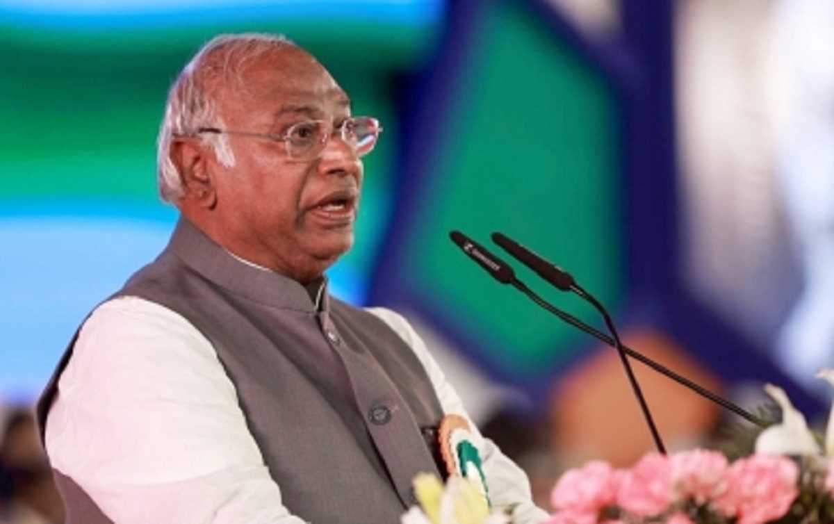 लालू यादव के परिवार पर छापेमारी पर खड़गे बोले, पानी सिर से ऊपर चला गया लालू यादव के परिवार पर छापेमारी पर खड़गे बोले, पानी सिर से ऊपर चला गया