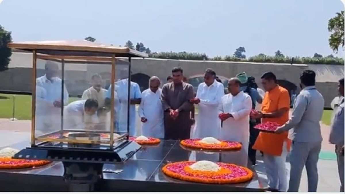 केजरीवाल सरकार के खिलाफ भाजपा सांसदों, विधायकों ने राजघाट पर की प्रार्थना सभा