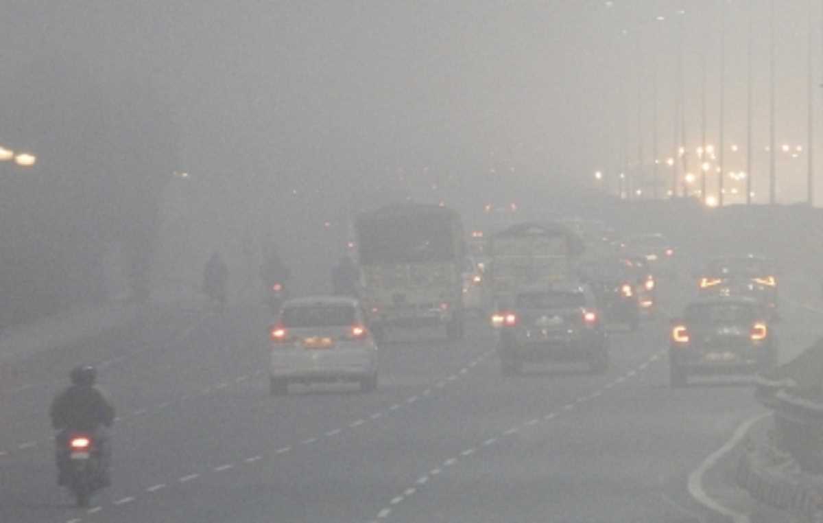 दिल्ली के तापमान में रिकॉर्ड गिरावट, कोहरे से विजिबिलिटी बाधित