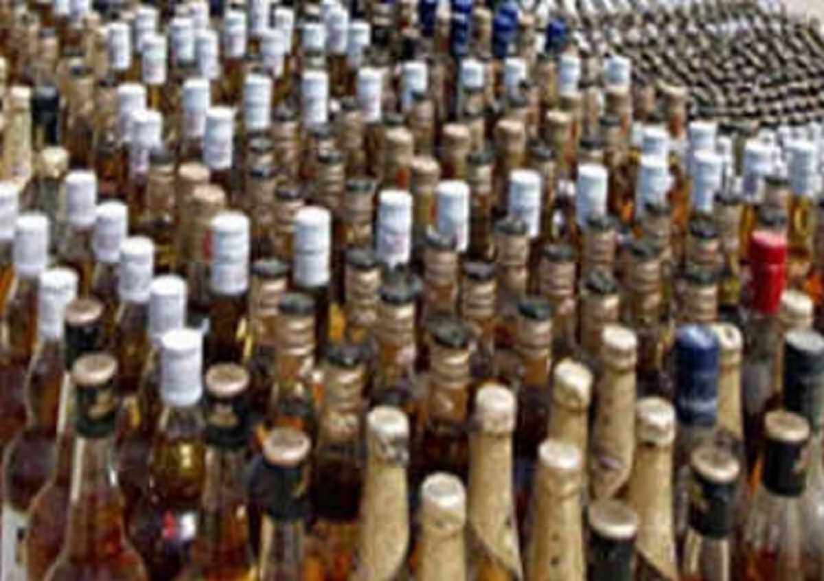 दिल्ली में अवैध शराब की तस्करी के आरोप में एक गिरफ्तार दिल्ली में अवैध शराब की तस्करी के आरोप में एक गिरफ्तार