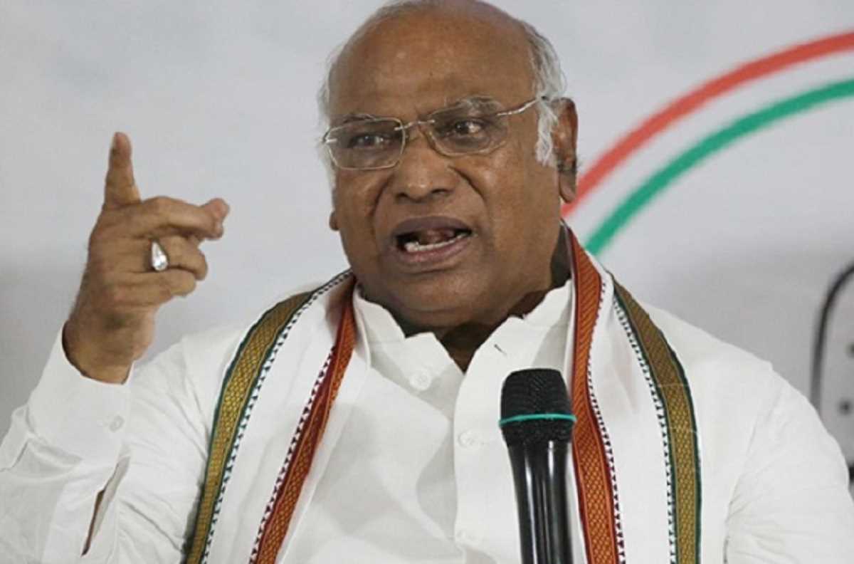 सरकार विफलताओं को छिपाने के लिए स्लोगन का सहारा ले रही है : खड़गे