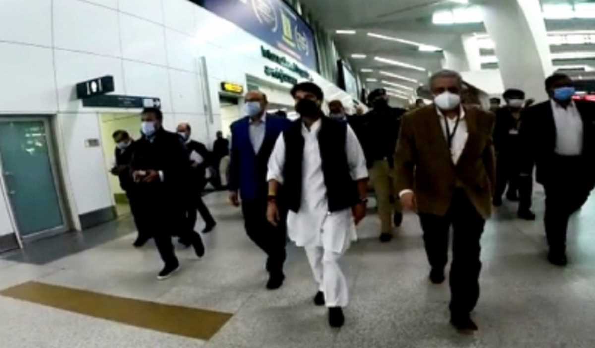 अव्यवस्था की शिकायतों के बीच सिंधिया ने दिल्ली हवाई अड्डे का किया औचक दौरा