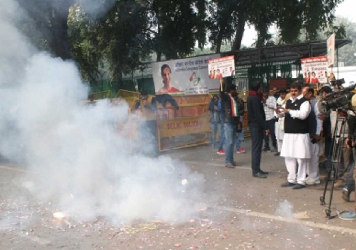 कर्नाटक में मतगणना शुरू होते ही कांग्रेस मुख्यालय में जश्न का माहौल कर्नाटक में मतगणना शुरू होते ही कांग्रेस मुख्यालय में जश्न का माहौल