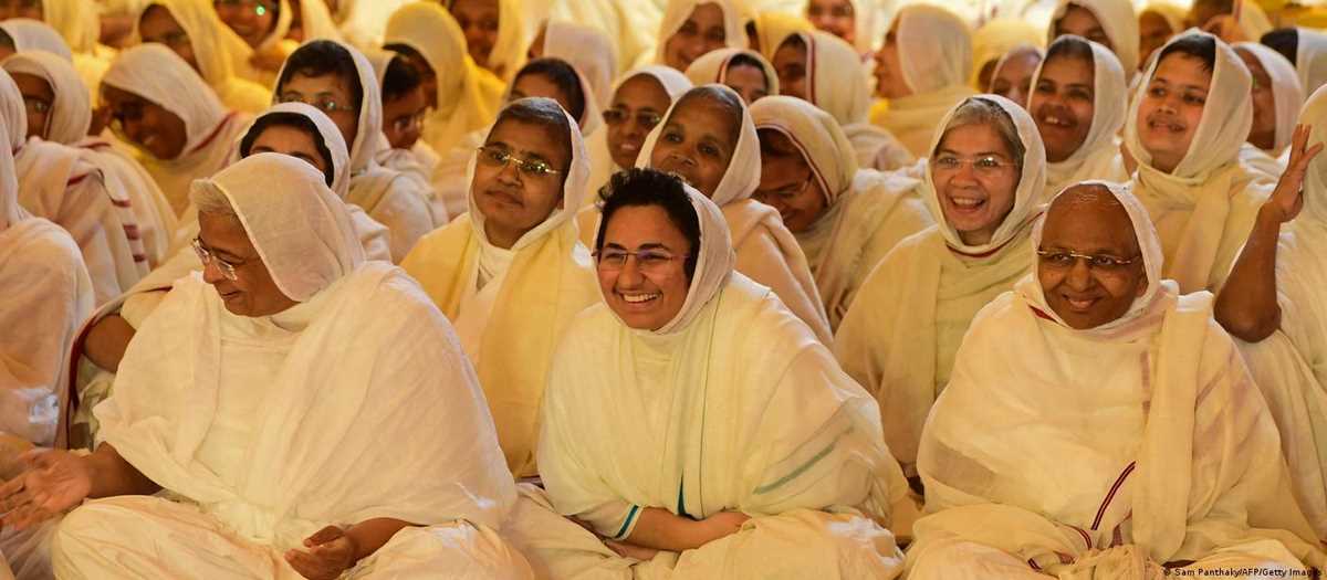 अरबों की दौलत त्याग संन्यासी हुई आठ साल की बच्ची