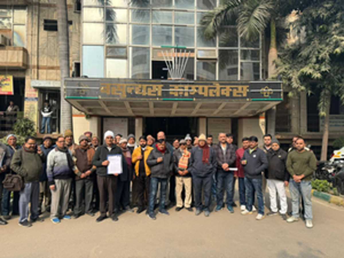 गाजियाबाद में नौ समिति के पदाधिकारियों ने किया आवास विकास कार्यालय का घेराव