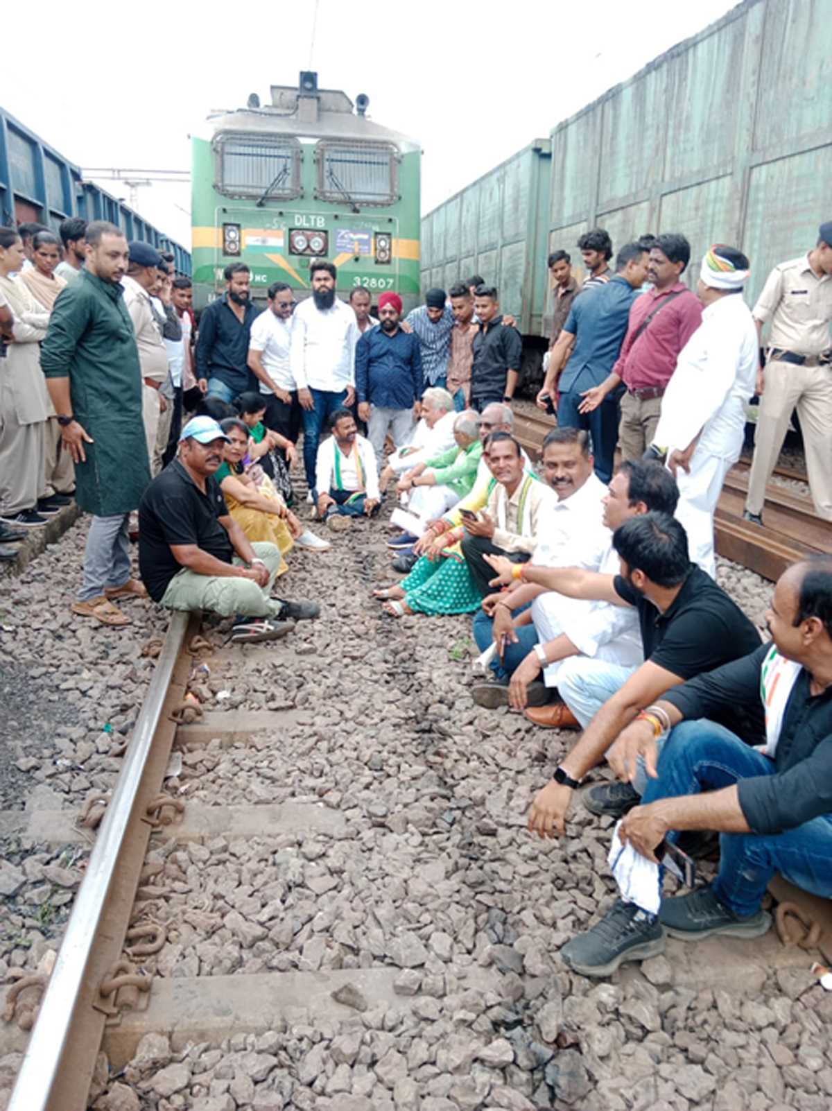 छत्तीसगढ़ में कांग्रेस ने यात्री ट्रेन रद्द किए जाने के विरोध में आंदोलन किया छत्तीसगढ़ में कांग्रेस ने यात्री ट्रेन रद्द किए जाने के विरोध में आंदोलन किया