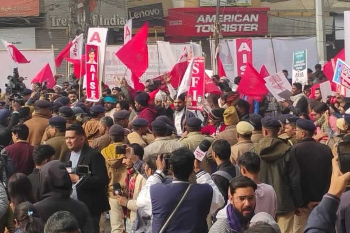 पटना में छात्रों के समर्थन में उतरे वाम दल और कांग्रेस के नेता और कार्यकर्ता, धरने में साथ बैठे