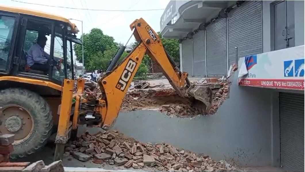 सपा के राष्ट्रीय सचिव हाजी इरफान के शोरूम पर चला प्रशासन का बुलडोजर