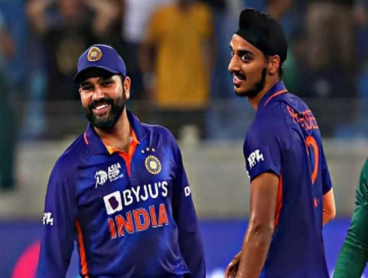 अर्शदीप सिंह के बचाव में उतरे कप्तान रोहित शर्मा, बताया शानदार गेंदबाज अर्शदीप सिंह के बचाव में उतरे कप्तान रोहित शर्मा, बताया शानदार गेंदबाज