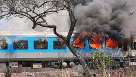 देहरादून जा रही शताब्दी एक्सप्रेस में आग, सभी यात्री सुरक्षित