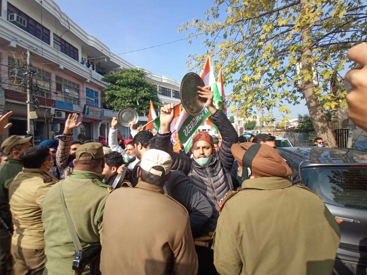 कृषि कानूनों के विरोध में मंत्री के आवास के बाहर भारतीय युवा कांग्रेस ने किया प्रदर्शन