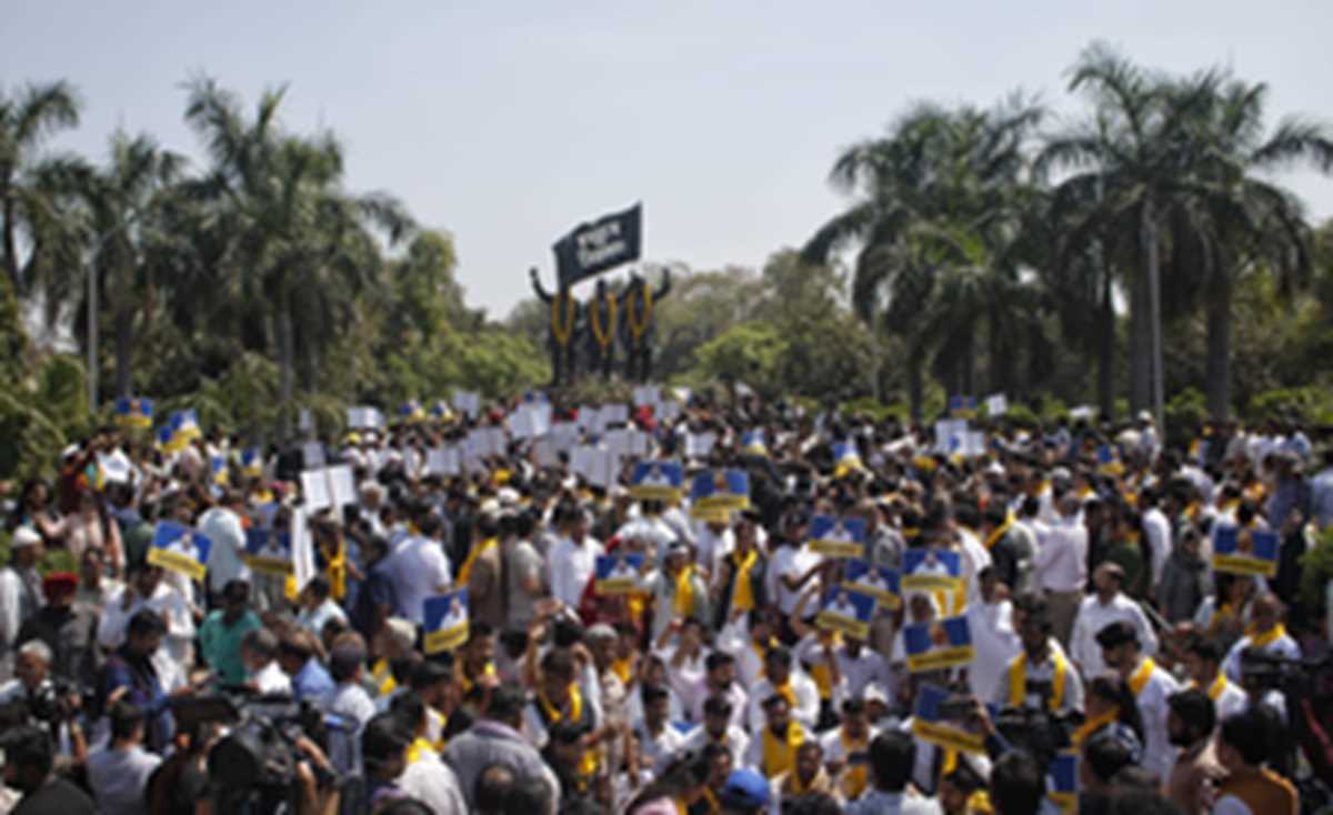 आम आदमी पार्टी के साथ अन्य दलों के नेताओं ने भी किया प्रदर्शन आम आदमी पार्टी के साथ अन्य दलों के नेताओं ने भी किया प्रदर्शन