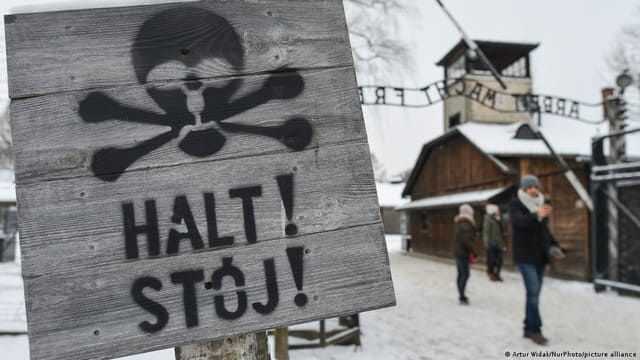 होलोकॉस्ट से इनकार की सब मिल कर निंदा करें