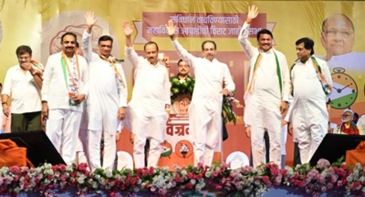 ठाकरे का आरोप : मुंबई की प्रमुख अचल संपत्ति बुलेट ट्रेन के लिए दे दी