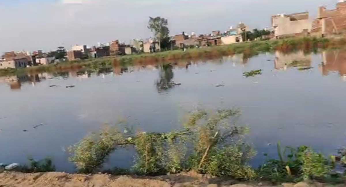 यमुना के बाद अब हिंडन भी उफान पर, कई गांवों में घुसा पानी, लाखों लोग हुए प्रभावित