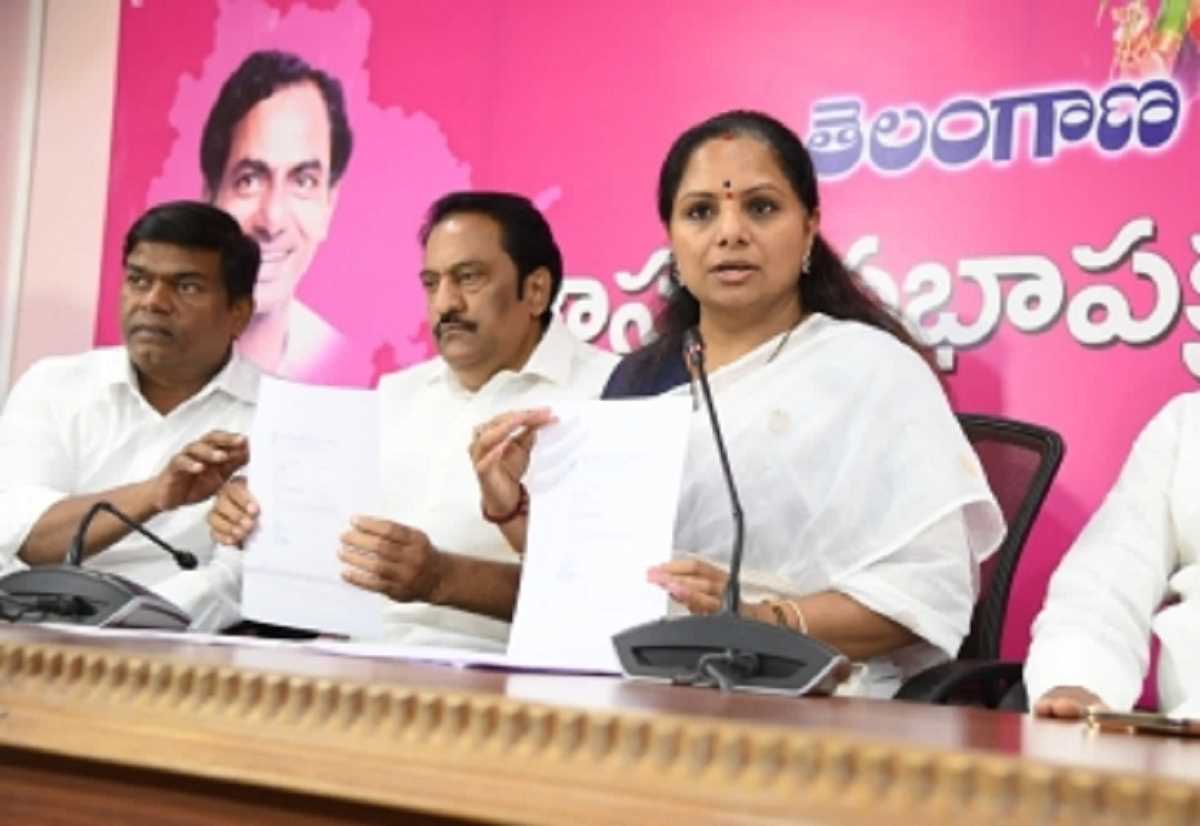 तेलंगाना सीएम की बेटी ने दी बीजेपी सांसद को चेतावनी, मेरे खिलाफ की टिप्पणी तो चप्पल से मारुंगी