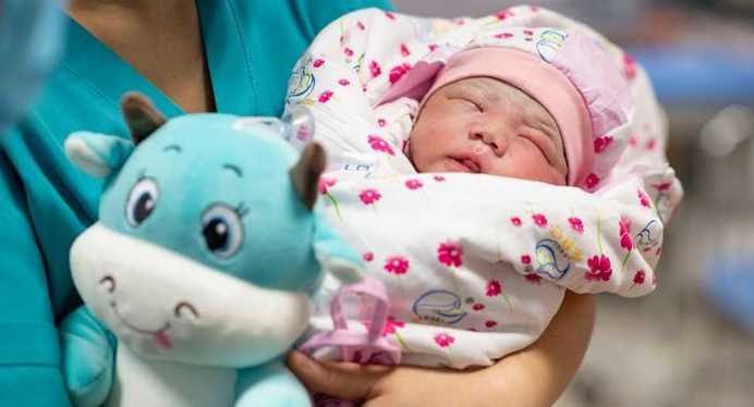 एक बच्चे की नीति खत्म करने के बावजूद चीन की जन्मदर में इतनी गिरावट