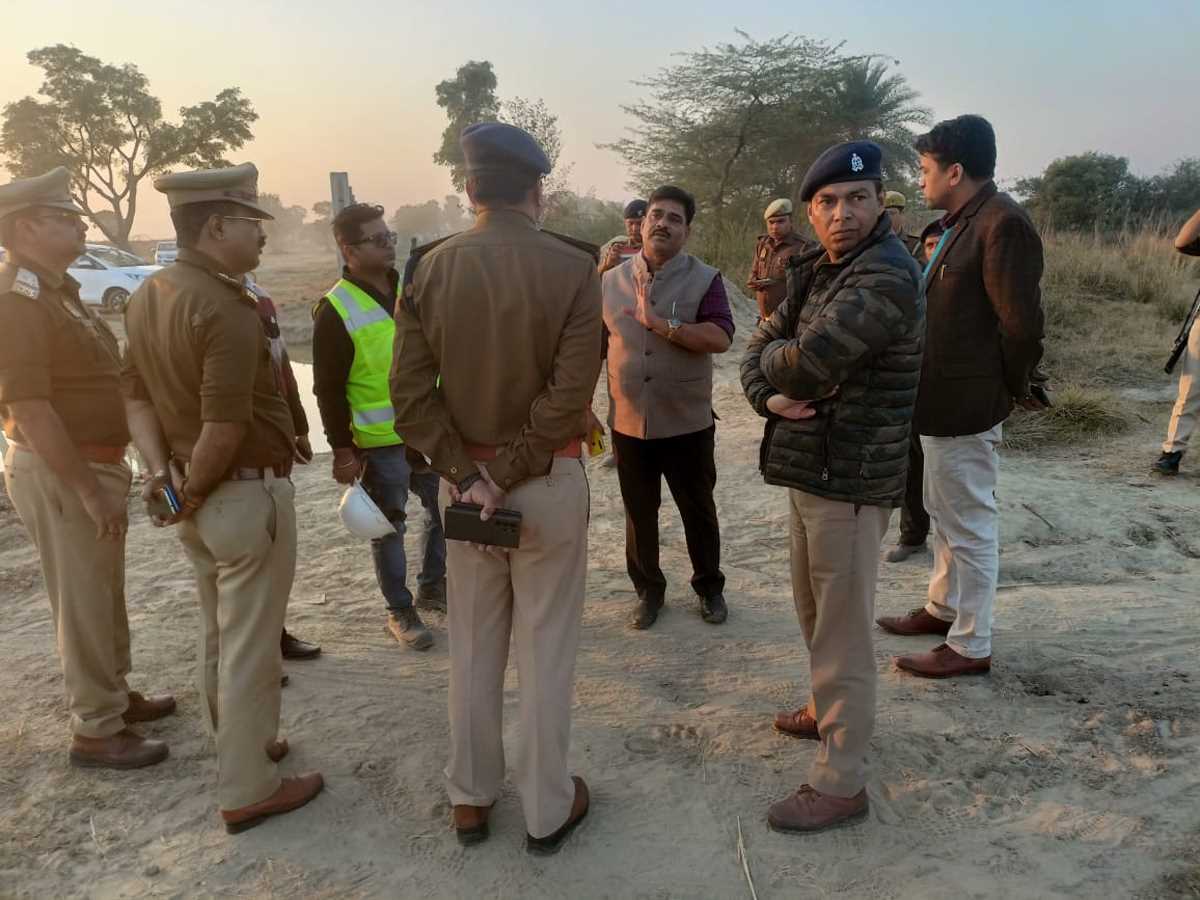 एयरपोर्ट के रूकी बाउंड्री बॉल का काम शुरू करने जेवर कोतवाली में बैठक करते अधिकारी